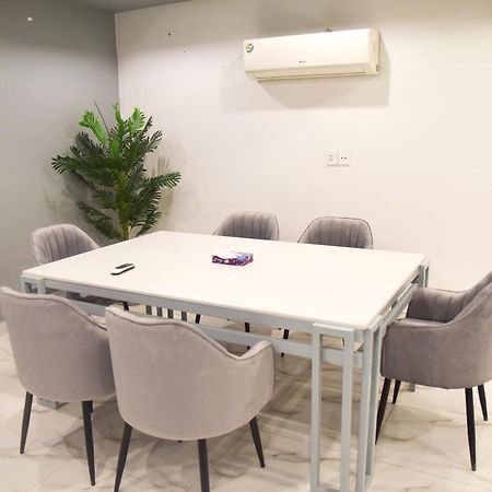 Luxe Suites Bahria Town 라호르 외부 사진