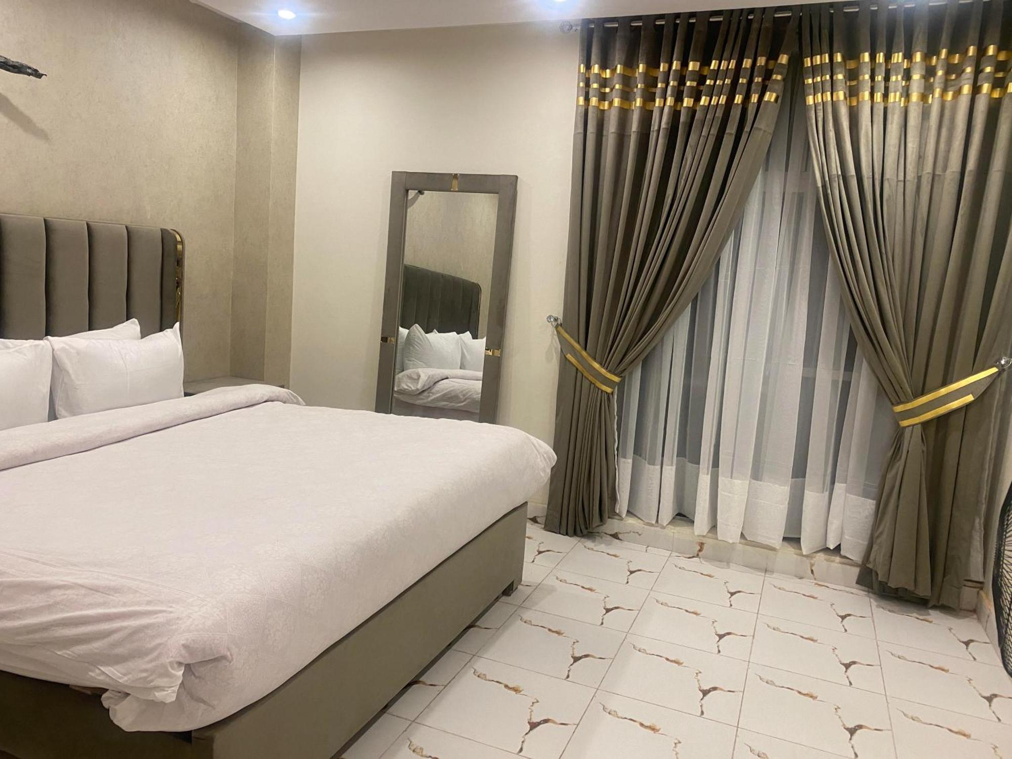 Luxe Suites Bahria Town 라호르 외부 사진